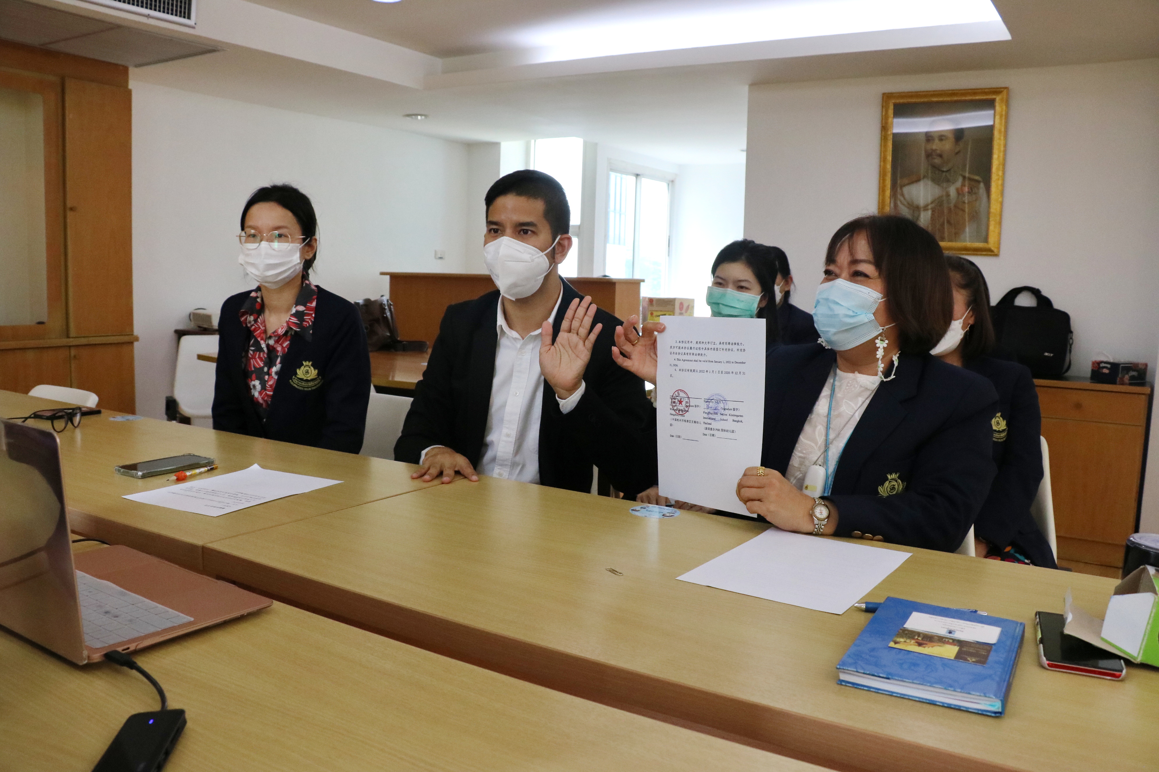 โรงเรียนอนุบาลเปล่งประสิทธิ์สายลม ได้เข้าร่วมพิธีลงนามบันทึกความเข้าใจ (MOU) ร่วมกับ โรงเรียน Wenhan Kindergarten เมือง หางโจว ประเทศจีน ตามโครงการแถบเศรษฐกิจเส้นทางสายไหมในศตวรรษที่ 21 (One Belt One Road)